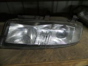 Begagnade Strålkastare, vänster Opel Calibra 2.0i 16V Pris på förfrågan erbjuds av Autodemontage Joko B.V.