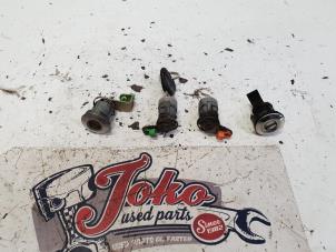 Begagnade Cylinderlåsuppsättning (komplett) Mitsubishi Colt (CA/CC) 1.3 i GL,EL 12V Pris på förfrågan erbjuds av Autodemontage Joko B.V.