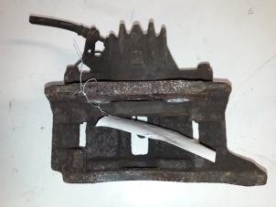 Begagnade Främre bromsok, vänster Peugeot 406 Break (8E/F) 1.8 16V Pris på förfrågan erbjuds av Autodemontage Joko B.V.