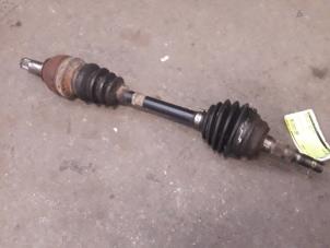 Begagnade Drivaxel, vänster fram Opel Astra G (F08/48) 1.6 16V Pris på förfrågan erbjuds av Autodemontage Joko B.V.