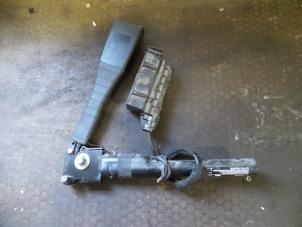 Gebruikte Gordelspanner rechts Opel Corsa D 1.0 Prijs op aanvraag aangeboden door Autodemontage Joko B.V.