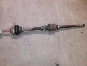 Gebruikte Aandrijfas rechts-voor Peugeot 406 (8B) 1.8 16V Prijs op aanvraag aangeboden door Autodemontage Joko B.V.