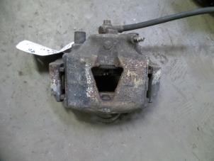 Begagnade Främre bromsok, vänster Opel Calibra 2.0i 16V Ecotec Pris på förfrågan erbjuds av Autodemontage Joko B.V.