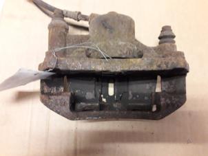 Begagnade Främre bromsok, vänster Mercedes Vito (638.1/2) 2.2 CDI 108 16V Pris på förfrågan erbjuds av Autodemontage Joko B.V.