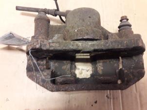 Begagnade Främre bromsok, vänster Mercedes Vito (638.0) 2.2 CDI 108 16V Pris på förfrågan erbjuds av Autodemontage Joko B.V.