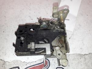 Używane Mechanizm blokady drzwi lewych wersja 2-drzwiowa Peugeot 106 I 1.1 i XN,XR,XT Cena na żądanie oferowane przez Autodemontage Joko B.V.