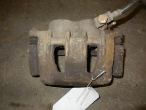 Gebruikte Remklauw (Tang) links-voor Ford Transit 2.4 TDdi 16V 300S Prijs op aanvraag aangeboden door Autodemontage Joko B.V.