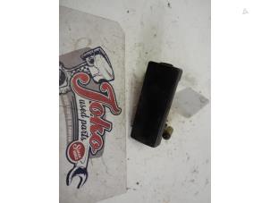 Używane Uchwyt tylnej klapy Ford Transit 2.4 TDdi 16V 300S Cena na żądanie oferowane przez Autodemontage Joko B.V.