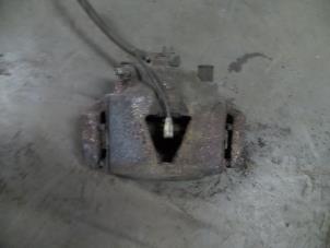 Begagnade Främre bromsok, höger Opel Calibra 2.0i 16V Ecotec Pris på förfrågan erbjuds av Autodemontage Joko B.V.