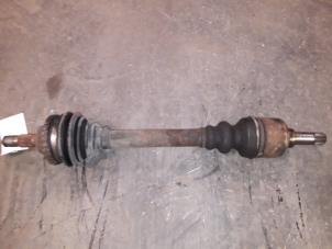 Begagnade Drivaxel, vänster fram Peugeot 406 (8B) 1.8 16V Pris på förfrågan erbjuds av Autodemontage Joko B.V.