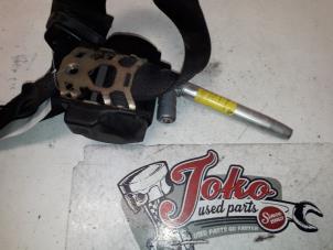 Begagnade Främre säkerhetsbälte, vänster Mercedes C (W202) 2.0 C-200D Pris på förfrågan erbjuds av Autodemontage Joko B.V.