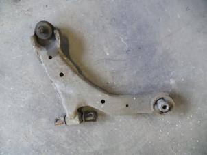 Begagnade Främre undre gaffelben, höger Kia Cerato 2.0 CVVT 16V Pris på förfrågan erbjuds av Autodemontage Joko B.V.