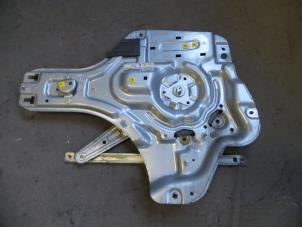 Begagnade Fönstermekanism för bakre dörr, 4-dörrars, vänster Kia Cerato 2.0 CVVT 16V Pris på förfrågan erbjuds av Autodemontage Joko B.V.