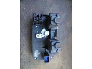 Begagnade Låsmekanism, skjutdörr, vänster Renault Trafic New (JL) 2.0 dCi 16V 115 Pris på förfrågan erbjuds av Autodemontage Joko B.V.