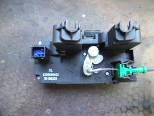 Begagnade Låsmekanism, skjutdörr, höger Renault Trafic New (JL) 2.0 dCi 16V 115 Pris på förfrågan erbjuds av Autodemontage Joko B.V.