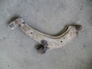 Begagnade Främre undre gaffelben, vänster Citroen Xsara Picasso (CH) 1.6 Pris på förfrågan erbjuds av Autodemontage Joko B.V.