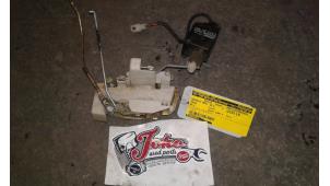 Begagnade Dörrlåsmekanism, 2-dörrars, höger Mazda MX-3 1.6i 16V Pris på förfrågan erbjuds av Autodemontage Joko B.V.