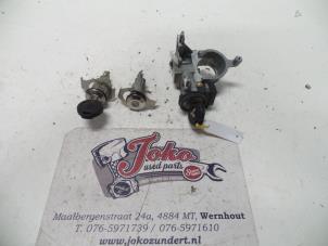 Begagnade Cylinderlåsuppsättning (komplett) Mitsubishi Colt (Z2/Z3) 1.3 16V Pris på förfrågan erbjuds av Autodemontage Joko B.V.