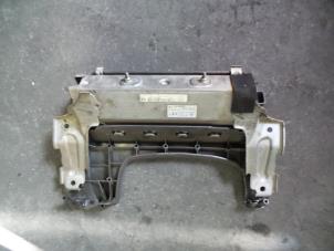 Begagnade Knäairbag, vänster Mitsubishi Outlander (GF/GG) 2.0 16V PHEV 4x4 Pris på förfrågan erbjuds av Autodemontage Joko B.V.