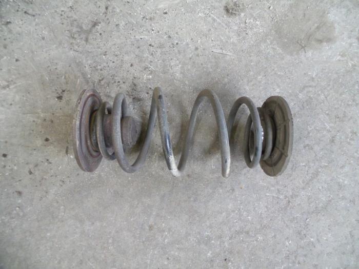 Muelle helicoidal detrás de un Opel Astra H GTC (L08) 1.3 CDTI 16V Ecotec 2008