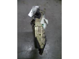 Begagnade Dörrlåsmekanism, 2-dörrars, vänster Opel Calibra 2.0i Pris på förfrågan erbjuds av Autodemontage Joko B.V.