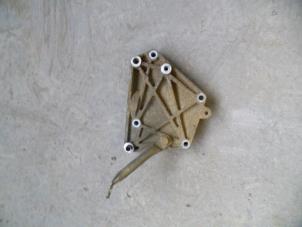 Gebruikte Dynamosteun boven Fiat Fiorino (225) 1.3 JTD 16V Multijet Prijs op aanvraag aangeboden door Autodemontage Joko B.V.