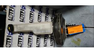 Gebruikte Rembekrachtiger Opel Karl 1.0 12V Prijs € 100,00 Margeregeling aangeboden door Automarkt Lotfi