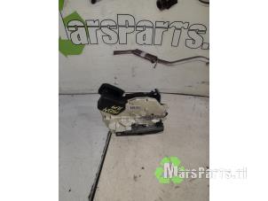 Używane Mechanizm blokady drzwi prawych przednich wersja 4-drzwiowa Volkswagen Polo V (6R) 1.4 16V Cena € 22,50 Procedura marży oferowane przez Autodemontagebedrijf De Mars