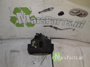 Begagnade Främre bromsok, höger Volkswagen Caddy Combi III (2KB,2KJ) 1.6 Pris € 25,00 Marginaltabell erbjuds av Autodemontagebedrijf De Mars