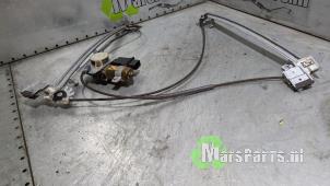 Używane Mechanizm szyby prawej przedniej wersja 2-drzwiowa Volkswagen Polo Cena € 25,00 Procedura marży oferowane przez Autodemontagebedrijf De Mars