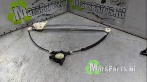 Używane Mechanizm szyby prawej przedniej wersja 4-drzwiowa Mazda 5 (CR19) 1.8i 16V Cena € 24,00 Procedura marży oferowane przez Autodemontagebedrijf De Mars