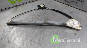 Używane Mechanizm szyby lewej przedniej wersja 4-drzwiowa Mazda 5 (CR19) 1.8i 16V Cena € 32,00 Procedura marży oferowane przez Autodemontagebedrijf De Mars