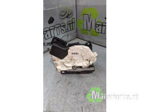 Używane Mechanizm blokady drzwi prawych przednich wersja 4-drzwiowa Volkswagen Polo V (6R) 1.2 12V Cena € 22,50 Procedura marży oferowane przez Autodemontagebedrijf De Mars