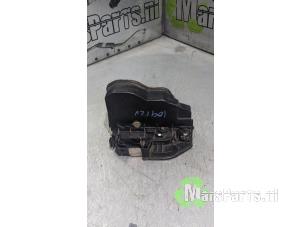 Begagnade Dörrlåsmekanism, 4-dörrars, vänster fram BMW 5 serie (E60) 530i 24V Pris € 36,00 Marginaltabell erbjuds av Autodemontagebedrijf De Mars