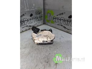 Używane Mechanizm blokady drzwi prawych przednich wersja 4-drzwiowa Volkswagen Polo V (6R) 1.6 TDI 16V 90 Cena € 22,50 Procedura marży oferowane przez Autodemontagebedrijf De Mars