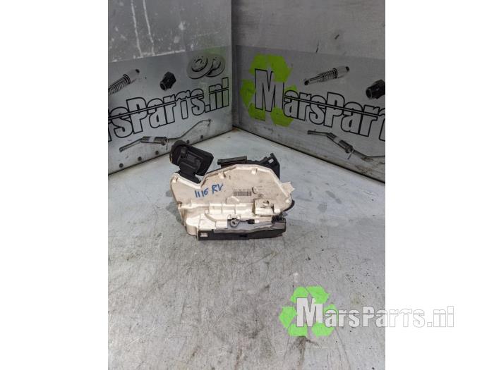 Mechanizm blokady drzwi prawych przednich wersja 4-drzwiowa z Volkswagen Polo V (6R) 1.6 TDI 16V 90 2012