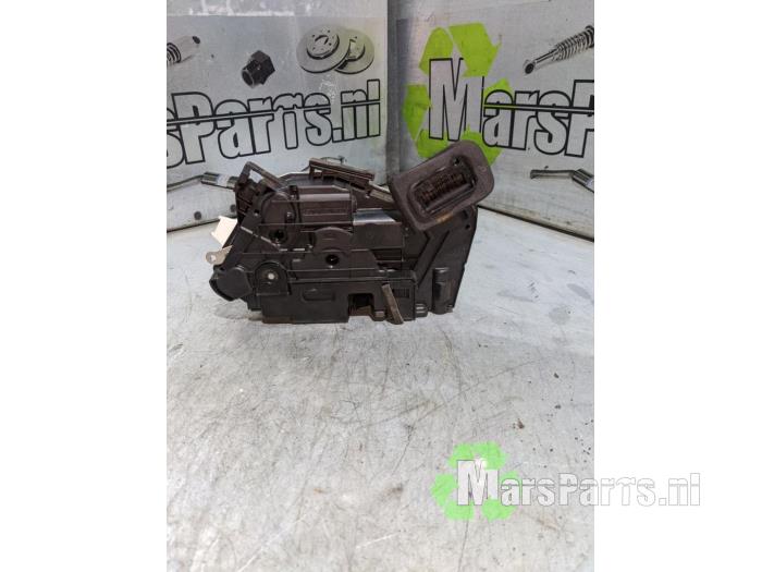 Mechanizm blokady drzwi prawych przednich wersja 4-drzwiowa z Volkswagen Polo V (6R) 1.6 TDI 16V 90 2012