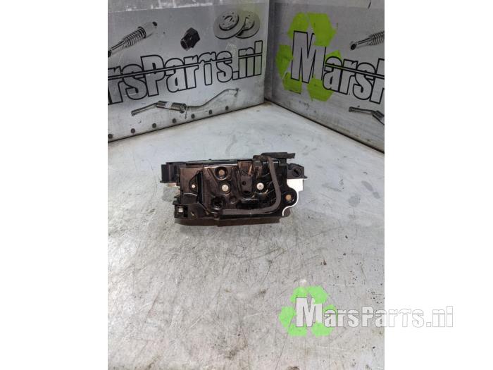 Mechanizm blokady drzwi prawych przednich wersja 4-drzwiowa z Volkswagen Polo V (6R) 1.6 TDI 16V 90 2012