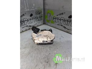 Używane Mechanizm blokady drzwi prawych przednich wersja 4-drzwiowa Volkswagen Polo V (6R) 1.6 TDI 16V 90 Cena € 22,50 Procedura marży oferowane przez Autodemontagebedrijf De Mars