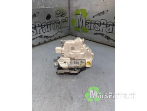 Używane Mechanizm blokady drzwi lewych przednich wersja 4-drzwiowa Audi A3 Limousine (8VS/8VM) 2.0 TDI 16V Cena € 24,00 Procedura marży oferowane przez Autodemontagebedrijf De Mars