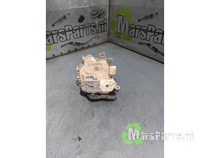 Używane Mechanizm blokady drzwi prawych tylnych wersja 4-drzwiowa Audi A3 Limousine (8VS/8VM) 2.0 TDI 16V Cena € 21,60 Procedura marży oferowane przez Autodemontagebedrijf De Mars