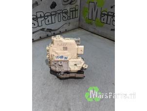 Używane Mechanizm blokady drzwi prawych przednich wersja 4-drzwiowa Audi A3 Limousine (8VS/8VM) 2.0 TDI 16V Cena € 24,00 Procedura marży oferowane przez Autodemontagebedrijf De Mars
