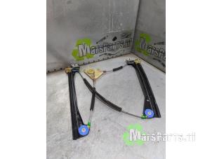 Gebruikte Ruitmechaniek 4Deurs links-voor Volkswagen Polo IV (9N1/2/3) 1.2 12V Prijs € 32,00 Margeregeling aangeboden door Autodemontagebedrijf De Mars