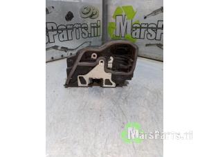 Begagnade Dörrlåsmekanism, 4-dörrars, vänster fram BMW 1 serie (E87/87N) 120d 16V Pris € 36,00 Marginaltabell erbjuds av Autodemontagebedrijf De Mars