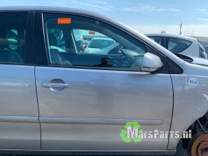 Używane Drzwi prawe przednie wersja 4-drzwiowa Volkswagen Polo IV (9N1/2/3) 1.2 12V Cena € 40,00 Procedura marży oferowane przez Autodemontagebedrijf De Mars