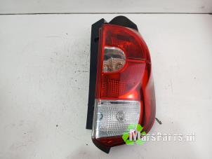 Używane Tylne swiatlo pozycyjne prawe Mitsubishi Colt (Z2/Z3) 1.3 16V Cena € 50,00 Procedura marży oferowane przez Autodemontagebedrijf De Mars