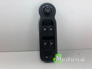 Używane Przelacznik elektrycznej szyby Renault Modus/Grand Modus (JP) 1.2 16V TCE 100 Cena € 30,00 Procedura marży oferowane przez Autodemontagebedrijf De Mars