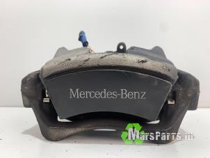 Używane Zacisk hamulcowy prawy przód Mercedes A (W176) 1.6 A-180 16V Cena € 50,00 Procedura marży oferowane przez Autodemontagebedrijf De Mars