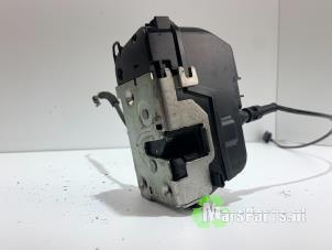 Begagnade Dörrlåsmekanism, 4-dörrars, vänster bak Renault Scénic II (JM) 2.0 16V Pris € 25,00 Marginaltabell erbjuds av Autodemontagebedrijf De Mars