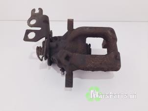 Gebruikte Remklauw (Tang) rechts-achter Volkswagen Caddy III (2KA,2KH,2CA,2CH) 1.6 TDI 16V Prijs € 40,50 Margeregeling aangeboden door Autodemontagebedrijf De Mars